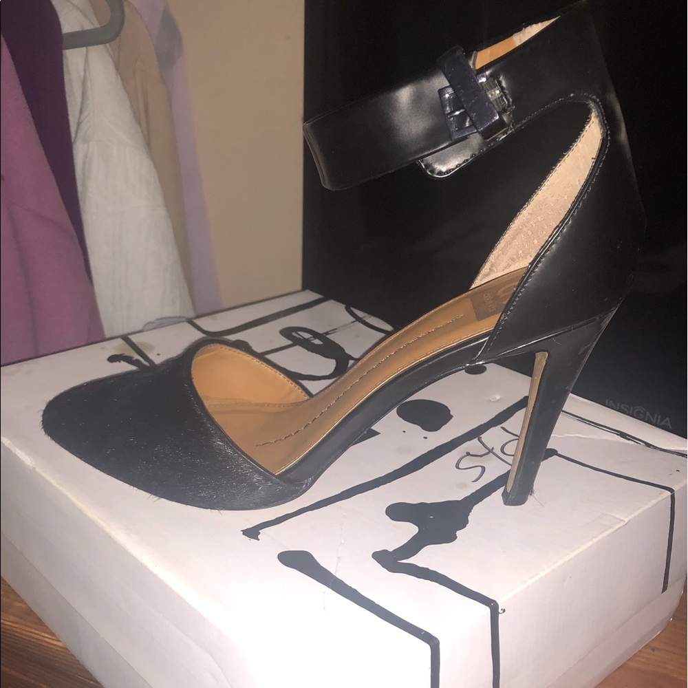 Black heel with texture on toe